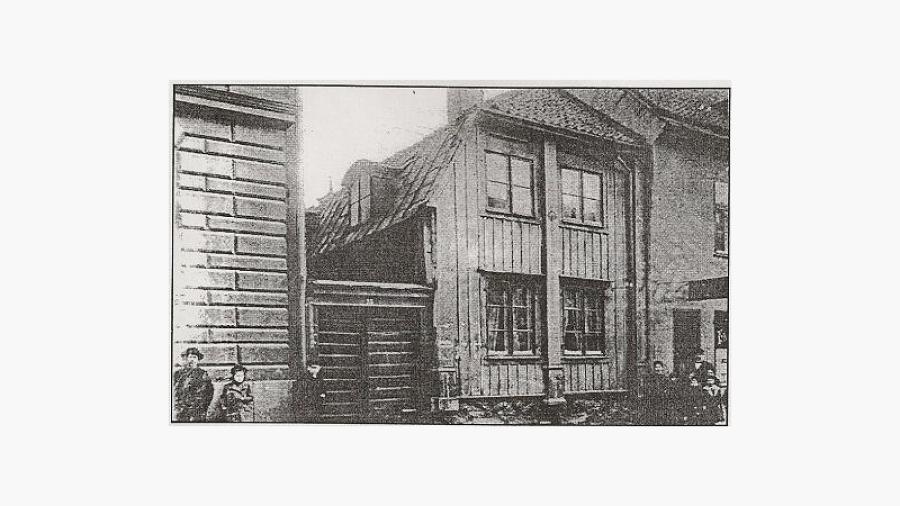 På bilden syns kvarterskrogen Gröne Jägaren i början av seklet. Bostads AB Bellmans gavel syns till vänster i bilden.